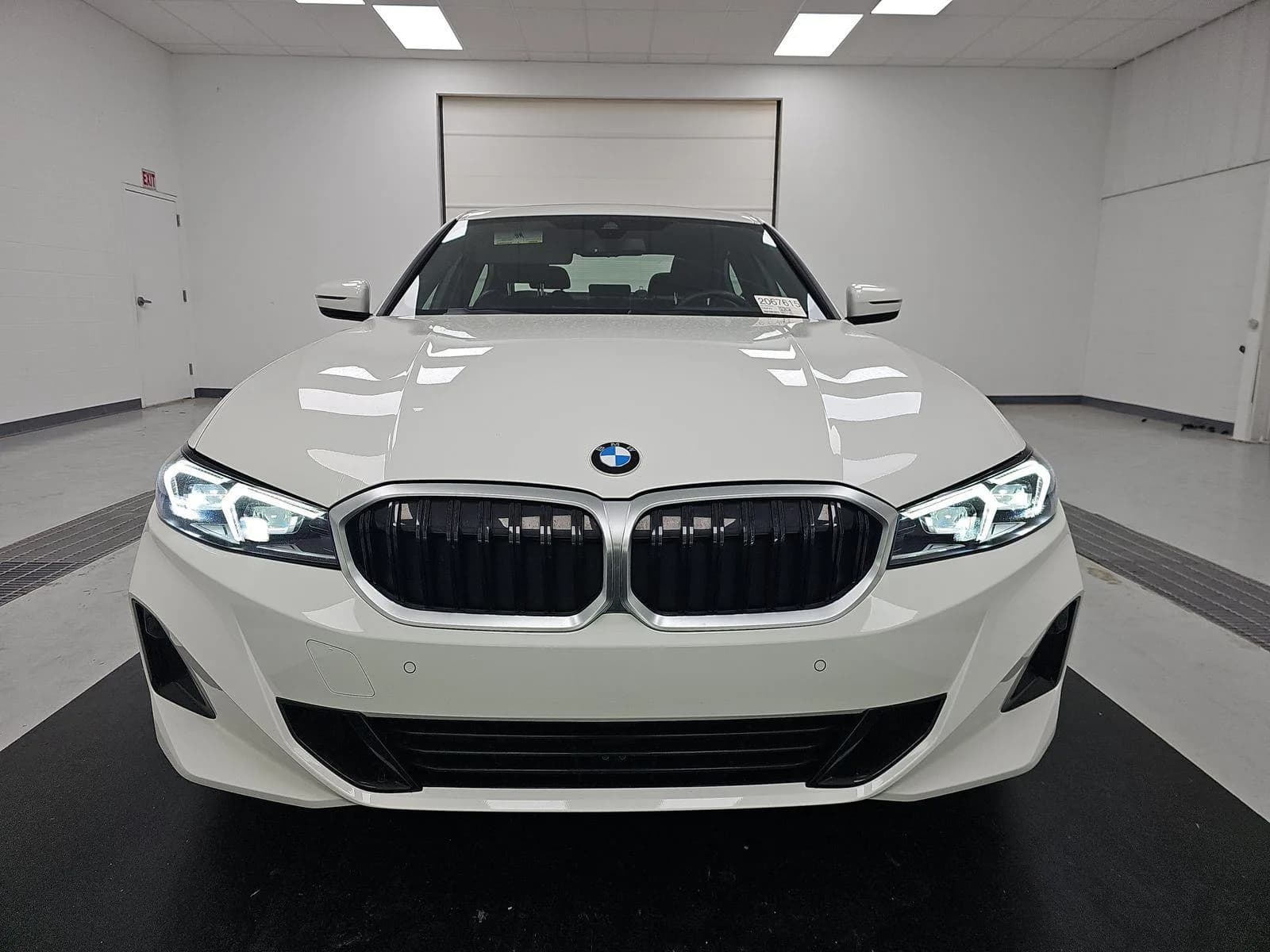 BMW 3 Series 330i xDrive — фото 2