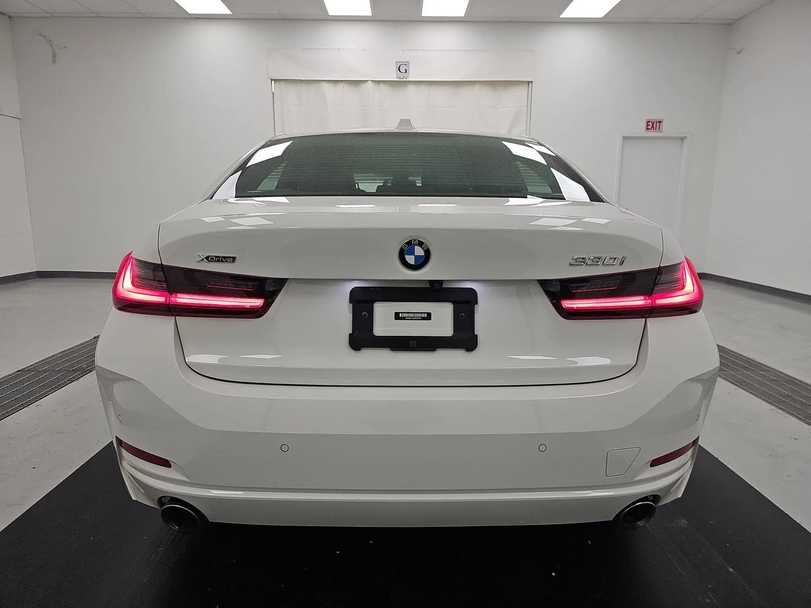 BMW 3 Series 330i xDrive — фото 5