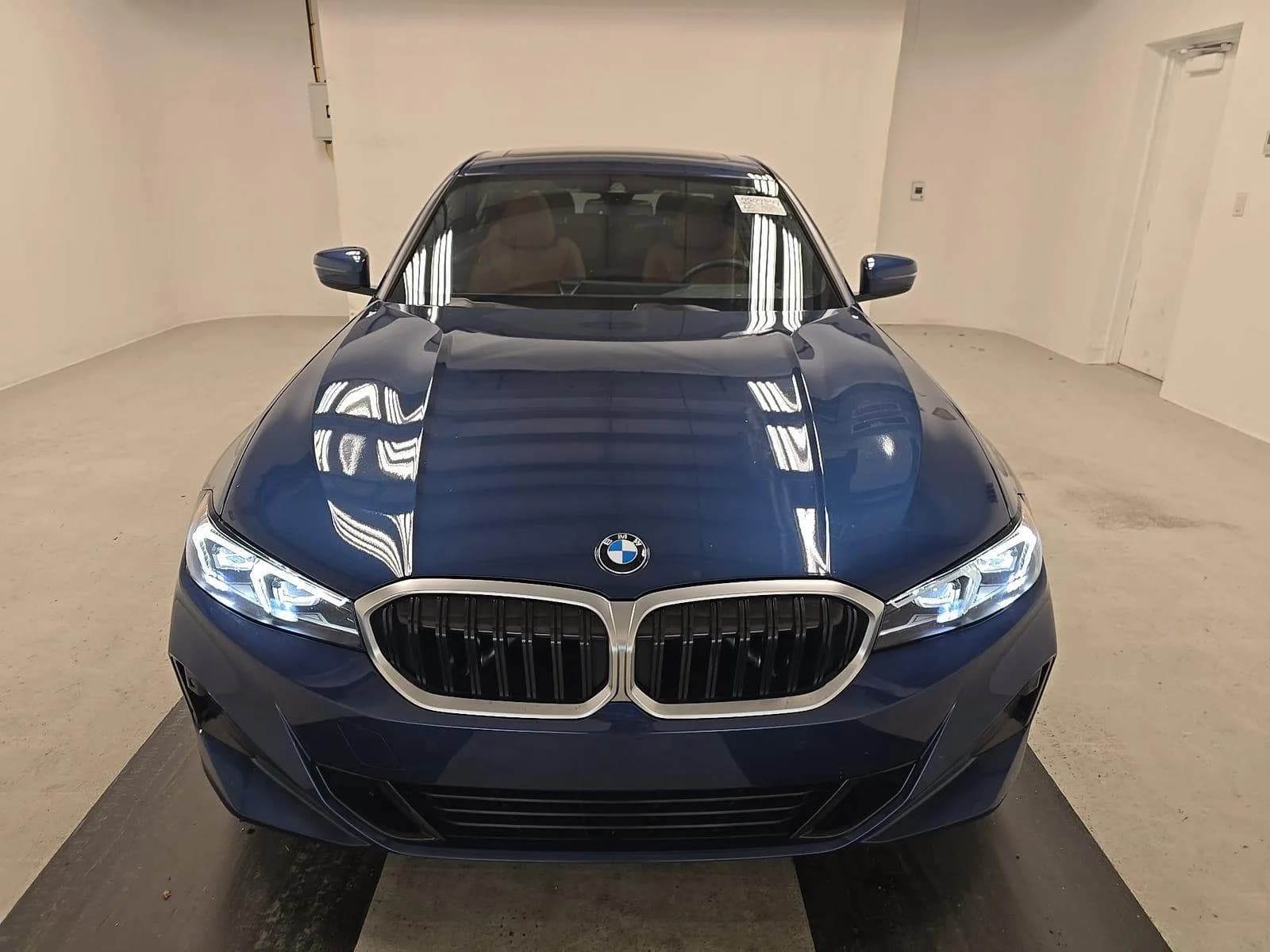 BMW 3 Series 330i — фото 2