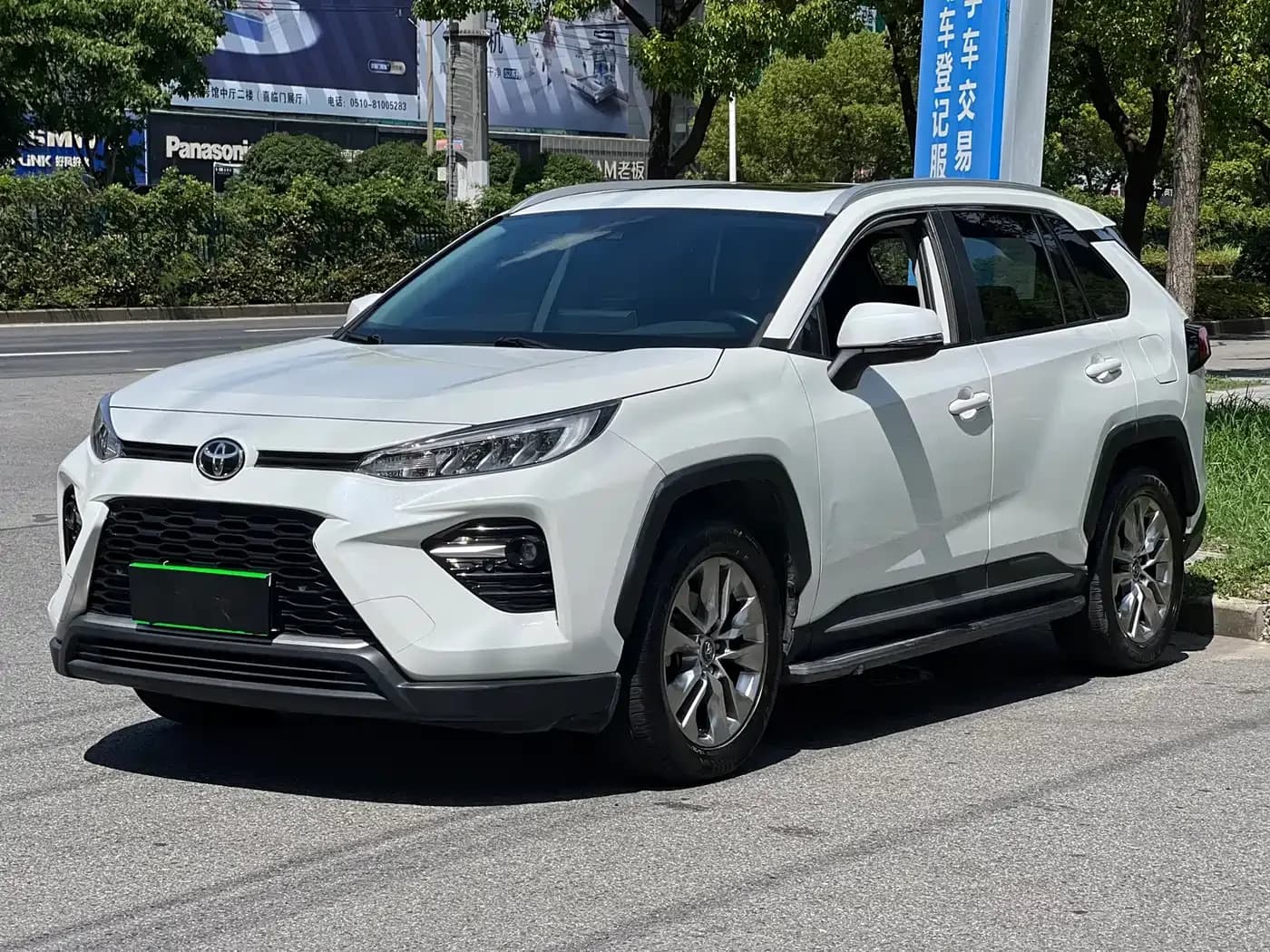 Toyota 2.0L CVT Front-Wheel Drive Luxury Edition — фото 1