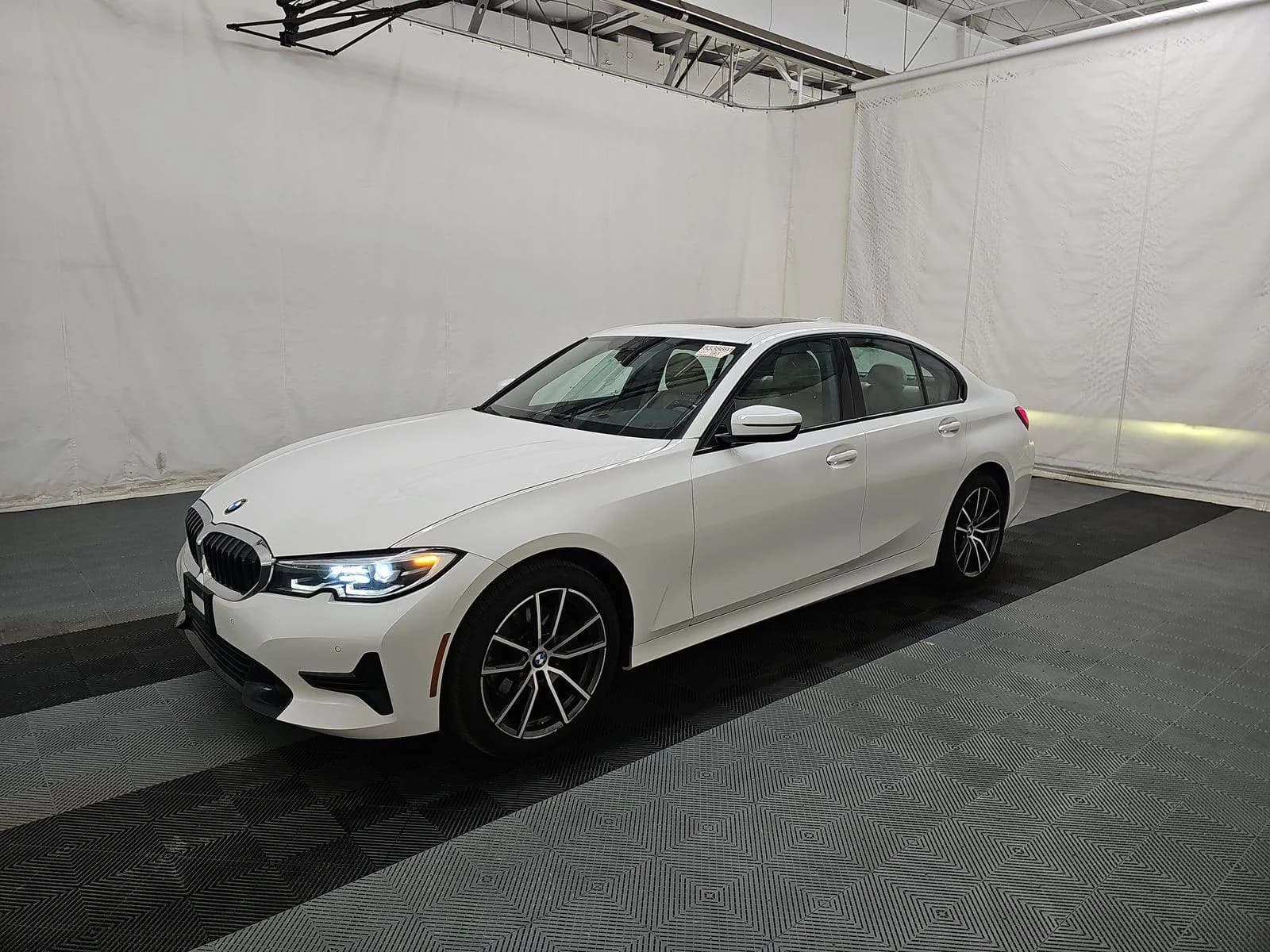 BMW 3 Series 330i xDrive — фото 1