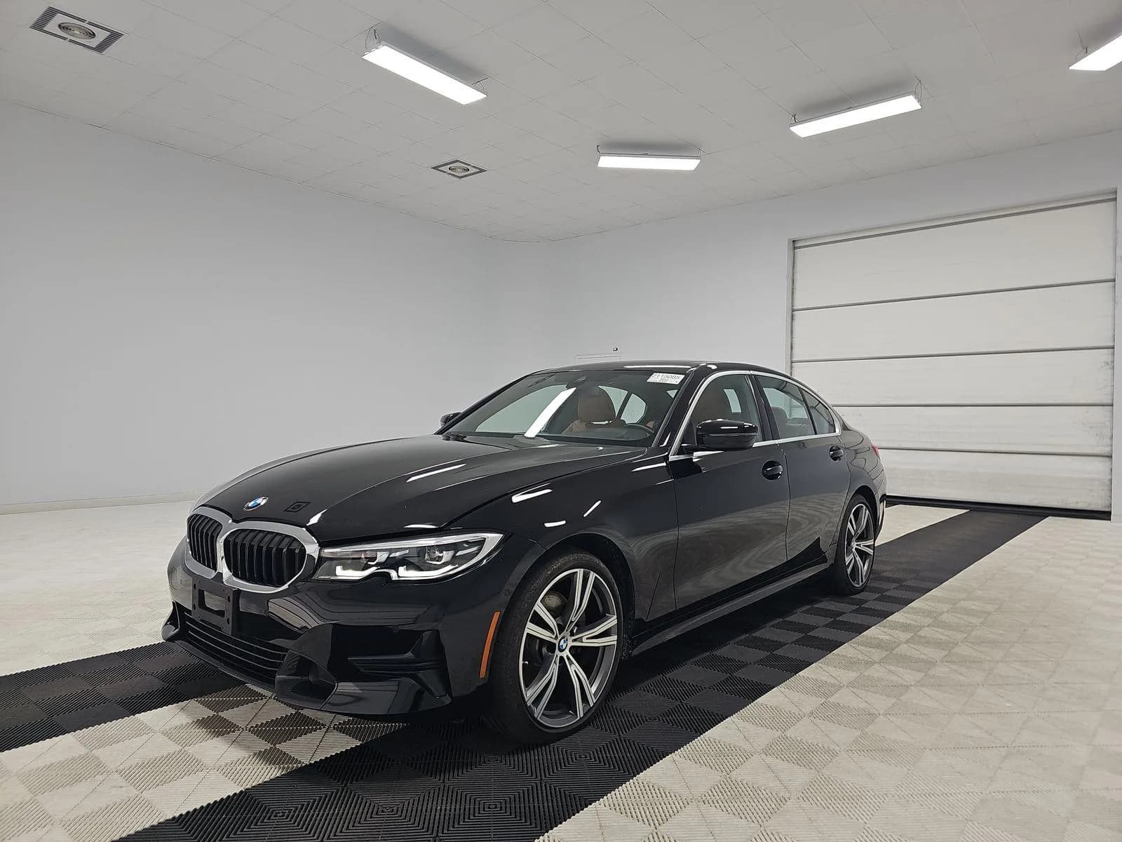 BMW 3 Series 330i xDrive — фото 1